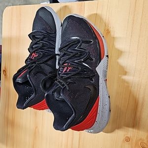 Nike Kyrie 5 'bred' sz 8